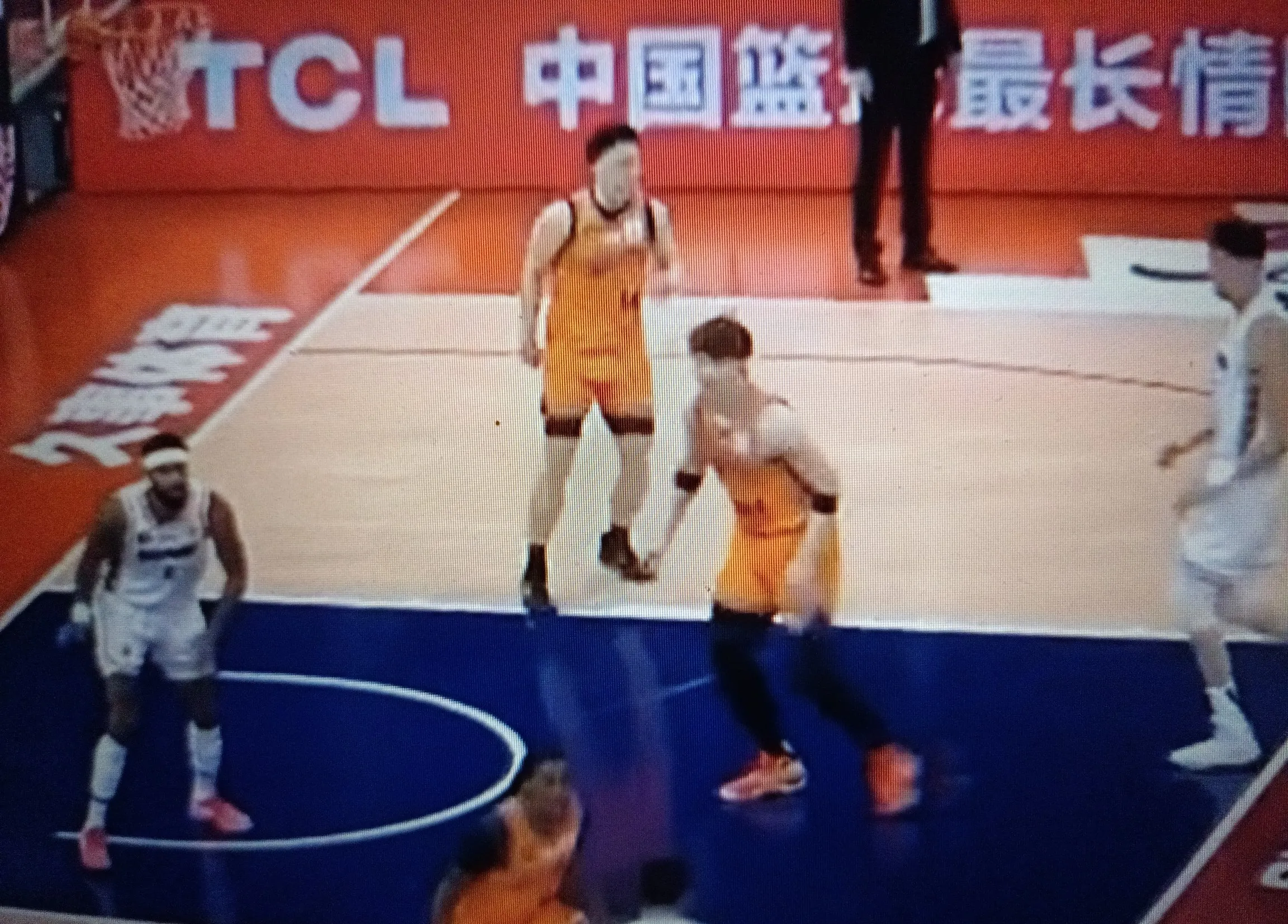 冷门频出!篮球战况跌宕起伏 冷门频出!篮球战况跌宕起伏