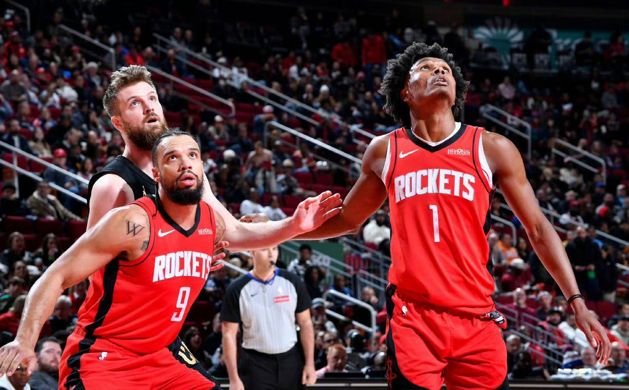 灰熊翻盘青岛队，范弗利特刷新纪录