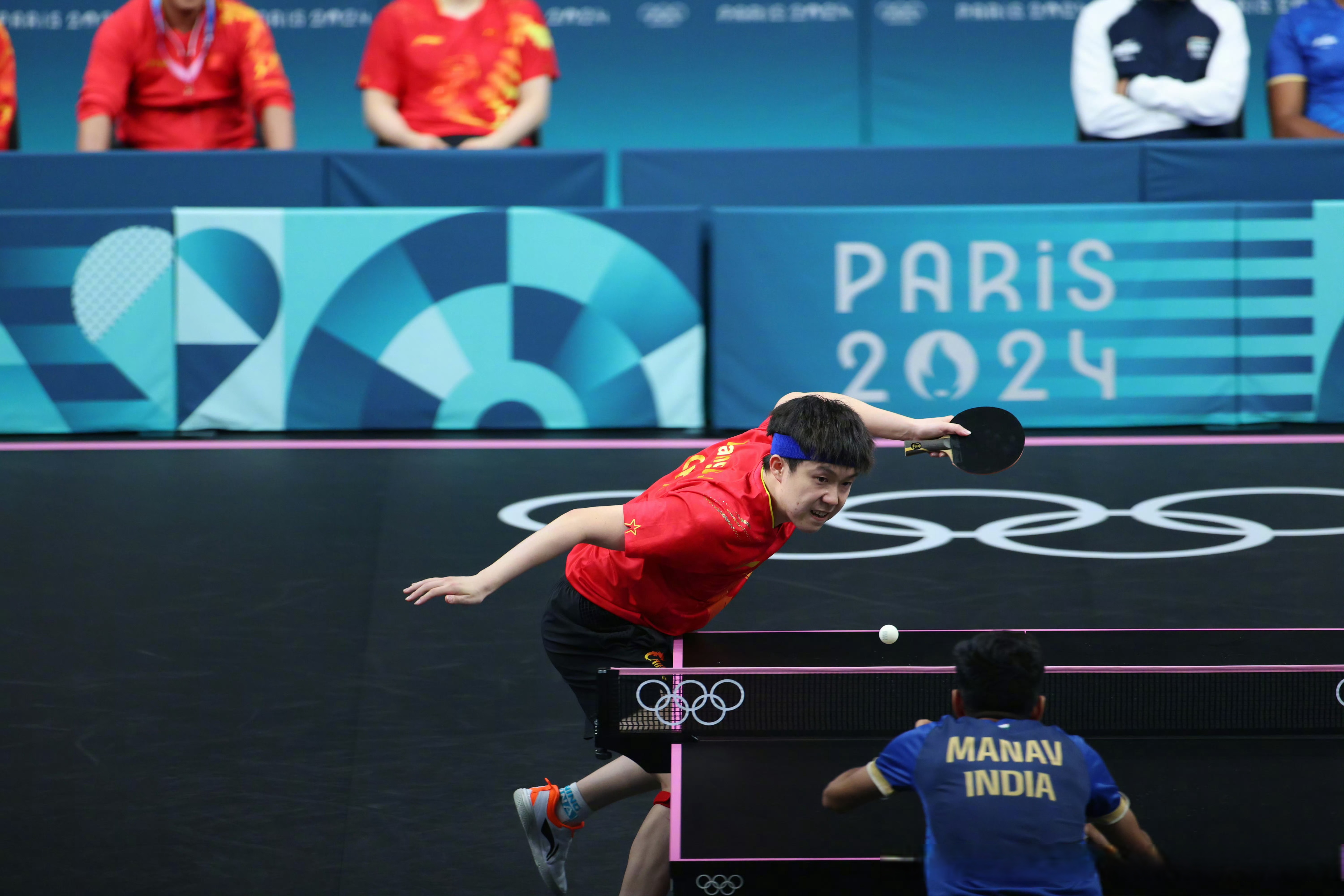 法国队轻取日本队，马龙统治全场