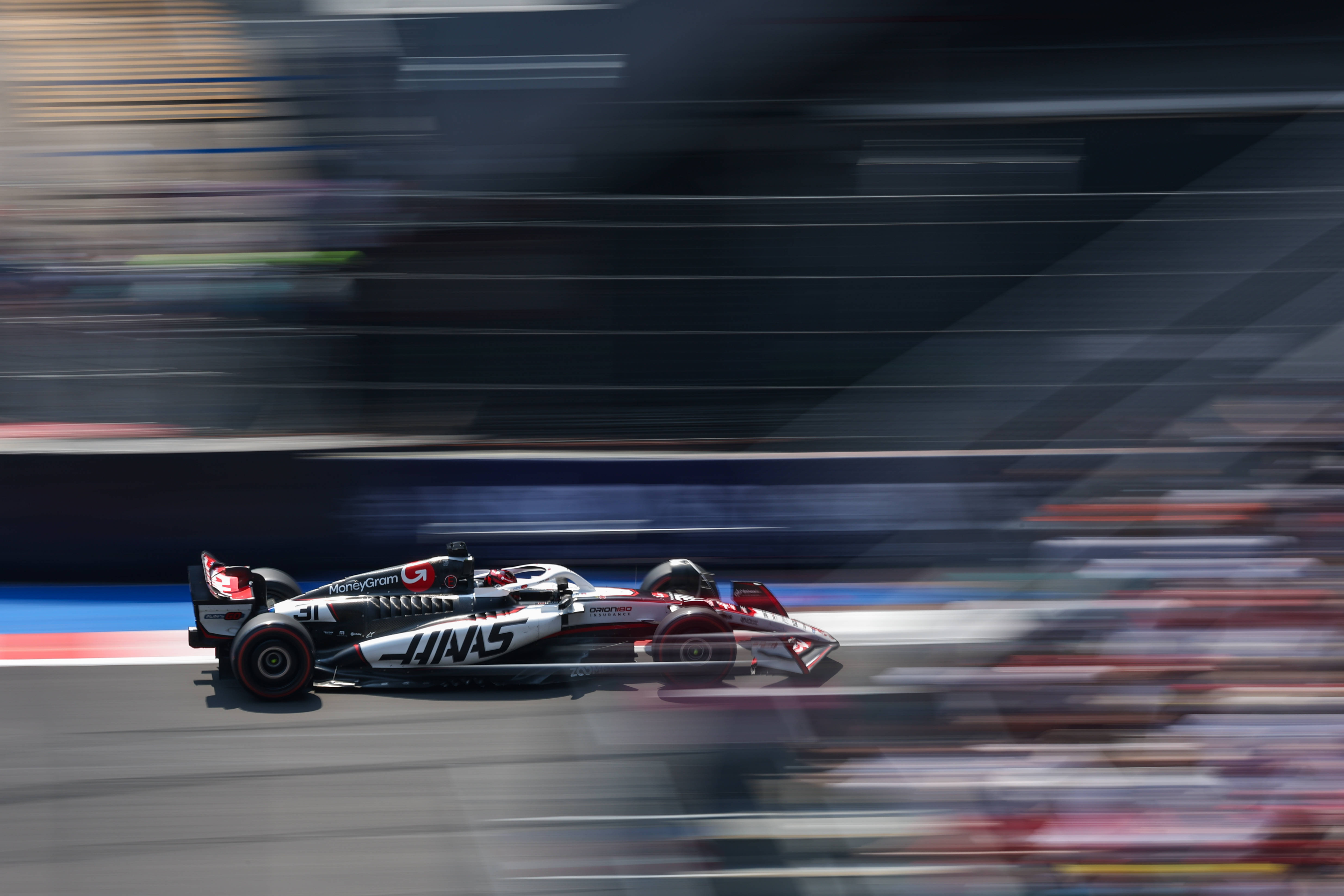 红牛车队险胜哈斯车队，塞恩斯惊艳四座