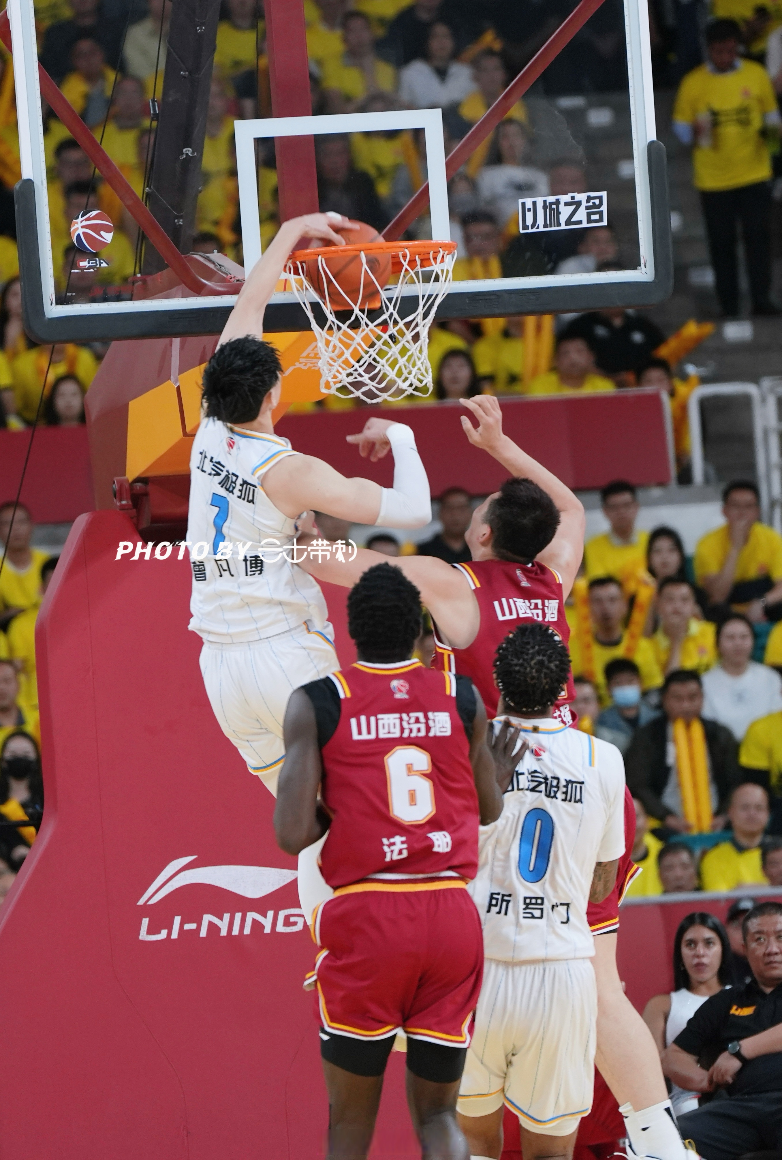 山西队逆转北京队，布克状态火热